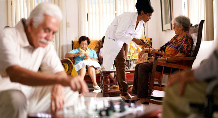 Freedom in old age depends very much on two factors: health and financial situation. (Image: Shutterstock.com/Diego Cervo)